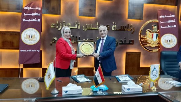 جانب من التوقيع 