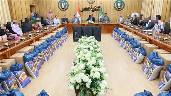 جانب من لقاء محافظ