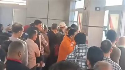 ازدحام المواطنين داخل إحدى محطات الأتوبيس الترددي على الدائري.. ومسؤول يوضح: السيارات الملاكي عطّلت الطريق