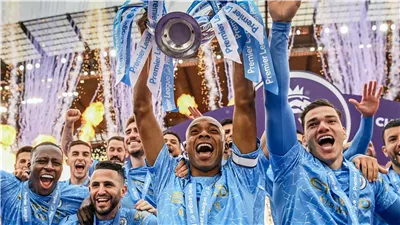 لقد شعرت بالتعب.. فيرناندينيو يعلن اعتزاله كرة القدم عن عمر يناهز 40 عامًا