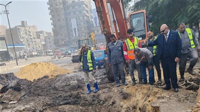 رئيس حي شرق شبرا الخيمة يتابع ميدانيا إصلاح كسر خط مياه بشارع 15 مايو