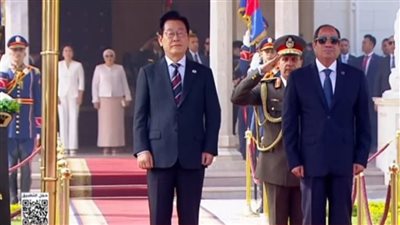 الرئيس السيسي وقرينته يستقبلان رئيس جمهورية كوريا وزوجته بقصر الاتحادية