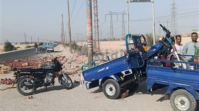 حالتهم خطيرة.. إصابة 3 شباب في حادث مروري بقنا | صور