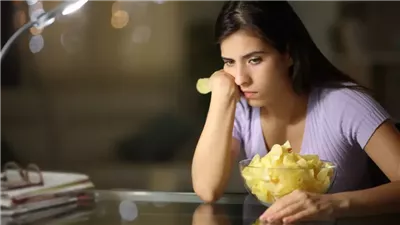 الإفراط في تناول الوجبات السريعة قد يرفع خطر الإصابة بالاكتئاب بنسبة 50% | دراسة