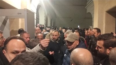 المصريون يحتشدون أمام اللجان الانتخابية بباريس للمشاركة في المرحلة الثانية من انتخابات النواب