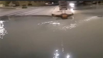 كسر ماسورة مياه يُغرق شوارع الحي الأول بالمنيا الجديدة.. والأهالي يستغيثون بالجهاز
