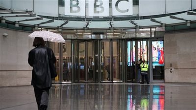 أزمة بي بي سي تتصاعد.. توقعات باستقالة رئيس مجلس إدارة هيئة الإذاعة البريطانية 