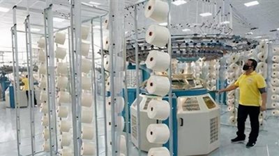 هل تنهض صناعة الغزل والنسيج بالاقتصاد المصري؟.. خبراء يجيبون