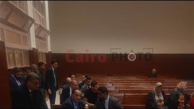 رمضان صبحي داخل قاعة جنايات الجيزة بانتظار بدء الجلسة