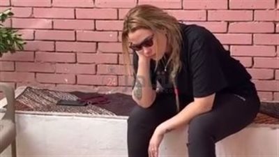 من داخل المقابر.. بكاء أنوسة كوتة أرملة محمد رحيم في الذكرى الأولى لوفاته 