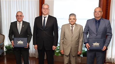 وزارة البترول وهيئة قناة السويس توقعان مذكرة تفاهم لإنشاء محطة لإسالة وتموين الغاز الطبيعي 