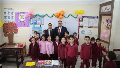 لتأهيلها نفسيا.. فريق من النيابة العامة يصطحب الطفلة حور في أول أيام عودتها إلى المدرسة 