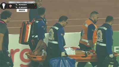 غادر في سيارة إسعاف.. دونجا يخرج من مباراة الزمالك وزيسكو مصابًا ومحمود جهاد بديلًا له