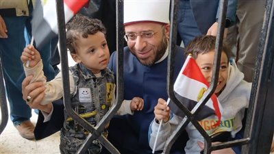 محتضنا الأطفال.. وزير الأوقاف يدلي بصوته في انتخابات النواب 
