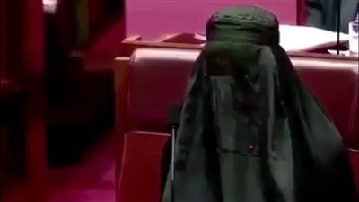 برلمانية أسترالية ترتدي النقاب داخل البرلمان مطالبة بحظره.. وغضب بين المسلمات وتعليق الجلسة