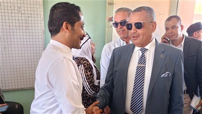 وسط إقبال المواطنين.. محافظ جنوب سيناء يتفقد اللجان الانتخابية بمجلس النواب | صور 