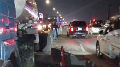 حمولتها 29 ألف لتر بنزين.. الأمن ينقذ منطقة كوبري العامرية بالإسكندرية من كارثة بعد اصطدام شاحنة بفواصل الطريق| صور