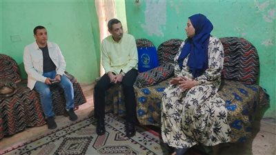 محافظ السويس يزور السيدة أم أسامة ويشيد ببطولتها في إنقاذ طفل من محاولة خطف