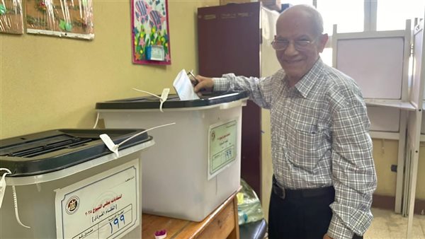 مواطن يدلي بصوته