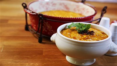 طريقة عمل شوربة العدس بالجزر.. طبق يغذي الجسم ويدفئ الروح