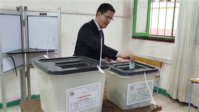 رئيس جامعة بنها يدلي بصوته في انتخابات مجلس النواب