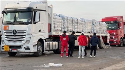 الهلال الأحمر المصري يدفع 9500 طن مساعدات إنسانية وشتوية عبر قافلة زاد العزة الـ85 إلى غزة 