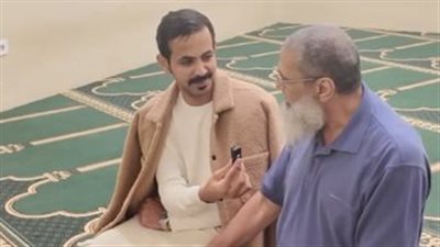 تمسك بالدين.. فيديو متداول لشيخ مصري ينصح صانع محتوى سعوديًا داخل مسجد يبهر المتابعين