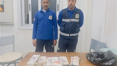 مسعف وسائق يسلمان 100 ألف جنيه عثرا عليها مع مصاب للجهات المعنية بالسويس