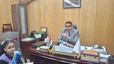 جبر خاطرها.. نائب محافظ الأقصر يلبي رغبة تلميذة ويجري معها حوارًا صحفيًا داخل مدرسة الشهداء الابتدائية