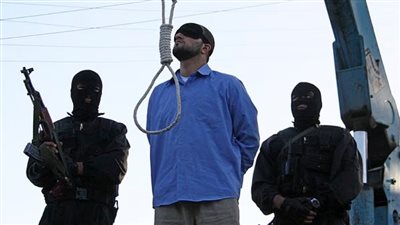 إيران تنفذ إعداما علنيا نادرا لمتهم باغتصاب امرأتين 