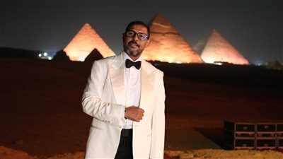 هاني فرحات يتألق بقيادته الأوركسترا الملكي البريطاني في حفل كامل العدد بالأهرامات 