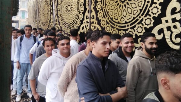 الشباب يتصدرون مشهد