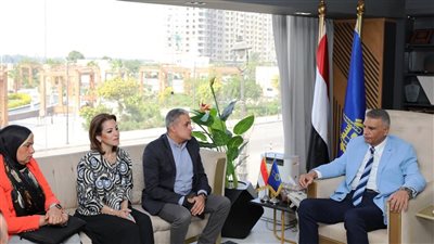 محافظ أسوان يبحث آليات تطوير منظومة إدارة الأصول الاستثمارية والصيانة