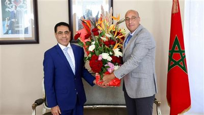 نائب رئيس نادي الجيش الملكي يستقبل بعثة الأهلي بمطار الرباط