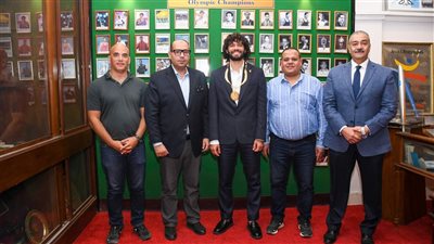 ياسر إدريس يعلن اختيار النني سفيرا للجنة الأولمبية.. ويهديه القلادة الذهبية 