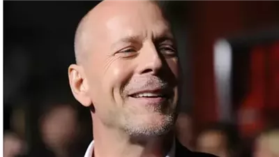 بعد إصابته بالخرف.. عائلة بروس ويليس تهدي دماغه لخدمة الأبحاث الطبية 