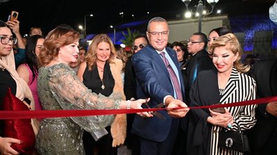 بحضور الفنانه إلهام شاهين وسفراء عدد من الدول..محافظ جنوب سيناء يفتتح الدورة العاشرة لمهرجان شرم الشيخ الدولي للمسرح الشبابي | صور