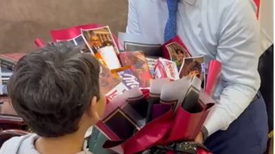 بورود وشوكولاتة.. الطفل ياسين يزور المحامي طارق العوضي بمكتبه بعد حبس المتهم بالتعدي عليه