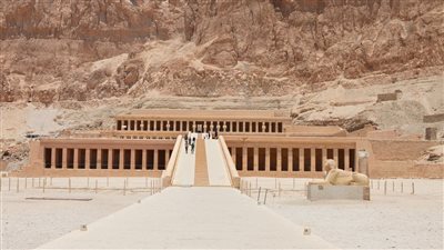 السياحة عن إنشاء مبنى خرساني جديد بمنطقة الدير البحري الأثرية بالأقصر: مركز للزوار