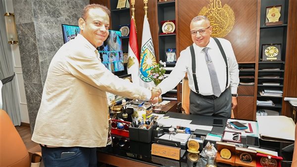 المحافظ يكرم منظمى