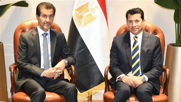 وزير الرياضة وسفير