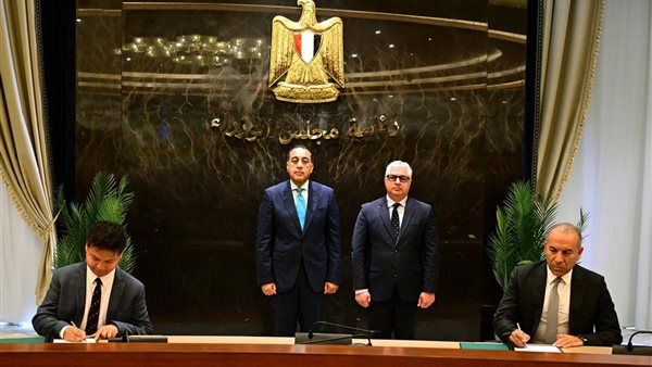 جانب من توقيع عقد