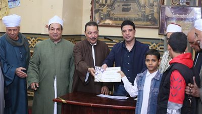 نائب محافظ سوهاج يكرّم حفظة القرآن الكريم بعد أداء صلاة الجمعة بقرية بلصفورة
