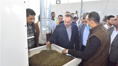 محافظ أسيوط يتفقد وحدة تجهيز النباتات العطرية والطبية بأبنوب لدعم التصدير وتعزيز الاقتصاد المحلي
