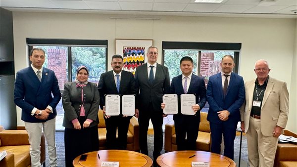 جانب من التوقيع 