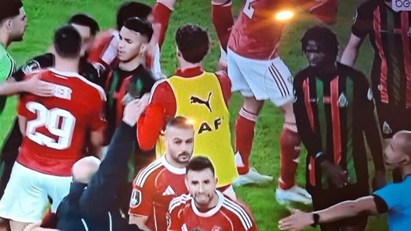 اشتباكات بين لاعبي