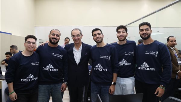 وزير الاتصالات خلال