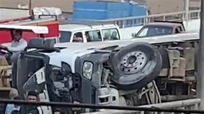 العربية عدت الرصيف.. انقلاب سيارة نقل أعلى كوبري الدلجمون بالغربية واصطدامها بأخرى