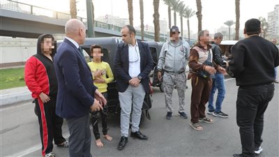 محافظ القاهرة يضبط صغارا لقيادة توك توك في حدائق القبة