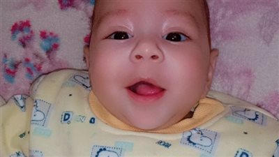 لعدم توافرها بالصحة.. والدة رضيع مصاب بضمور عضلات تناشد بتيسير فتح حساب تبرعات لشراء الحقنة الجينية